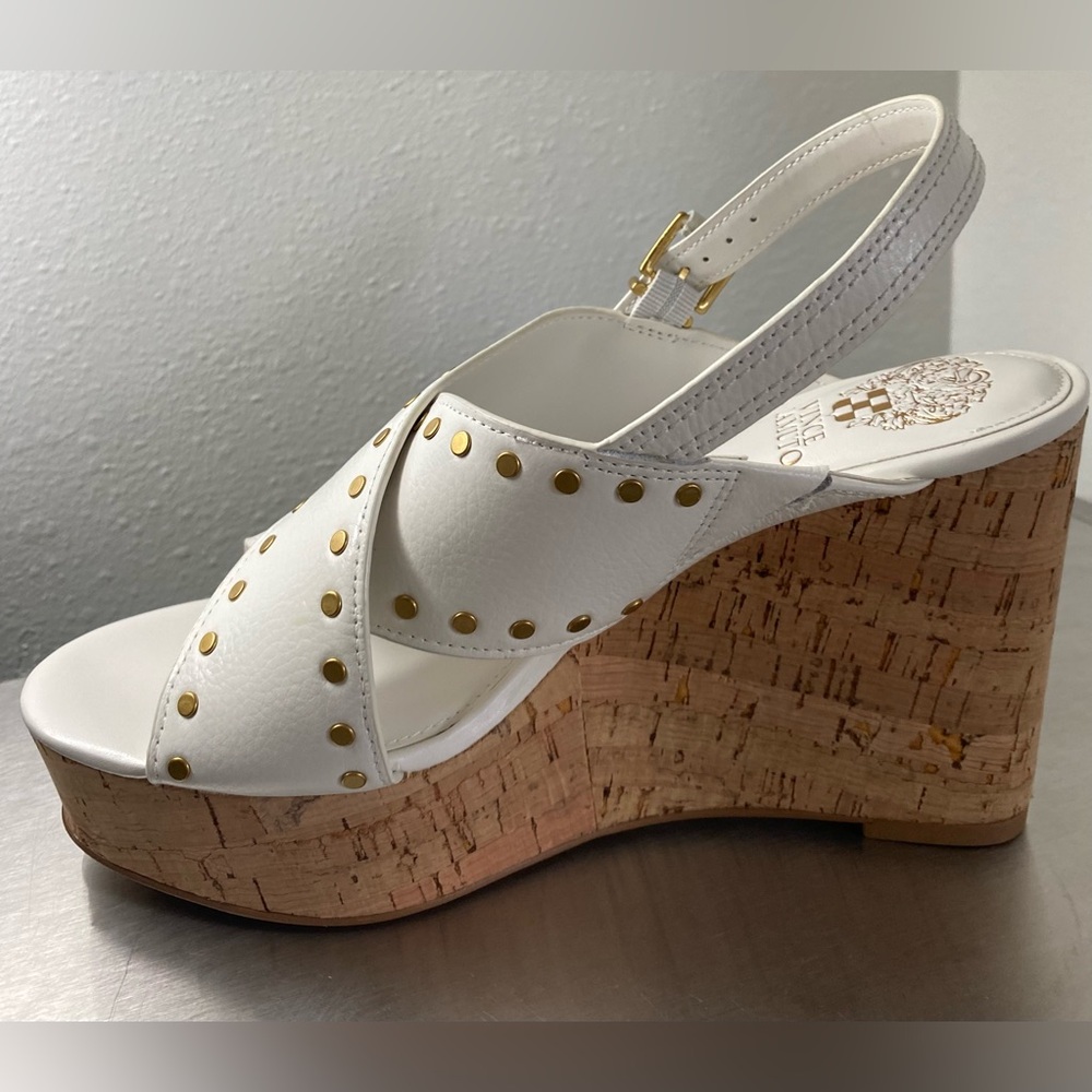 VINCE CAMUTO..WOMENS White Wedge Sandals with Gold Accents - Picture 12 of 15